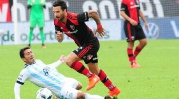 Ignacio Scocco anotó dos en la victoria leprosa. Télam.