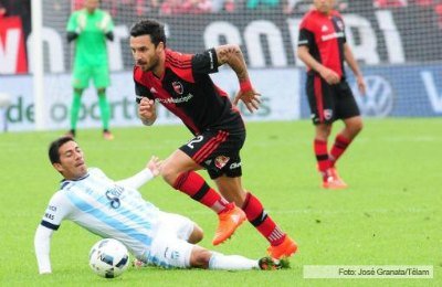 Ignacio Scocco anotó dos en la victoria leprosa. Télam.