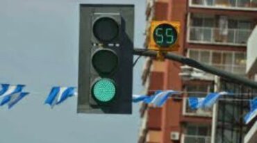 El módulo podría servir para evitar que los automovilistas frenen de manera brusca o directamente crucen en rojo. Gentileza: prensa concejal Aldo Poy.