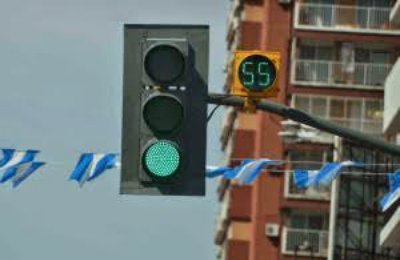 El módulo podría servir para evitar que los automovilistas frenen de manera brusca o directamente crucen en rojo. Gentileza: prensa concejal Aldo Poy.