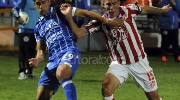 Luciano Abecasis (Godoy Cruz) y Walter Bracamonte (Unión) disputan una pelota. Télam.