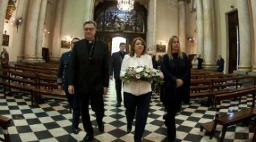 La intendenta Mónica Fein llevó la ofrenda floral a la patrona de la ciudad de Rosario. Sec. de Com. Social.