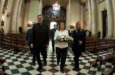La intendenta Mónica Fein llevó la ofrenda floral a la patrona de la ciudad de Rosario. Sec. de Com. Social.