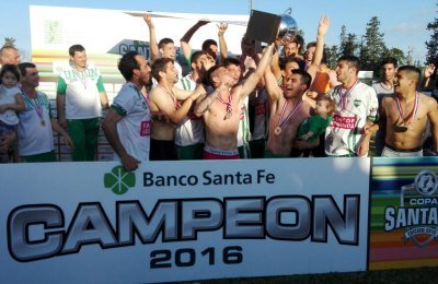 Unión es el primer equipo en levantar el trofeo provincial. Gentileza: prensa Copa Santa Fe.
