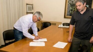 El intendente Jorge Berti firmó el contrato de adjudicación. Gentileza: Municipio de Villa Constitución.