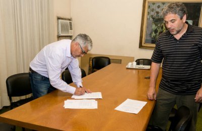 El intendente Jorge Berti firmó el contrato de adjudicación. Gentileza: Municipio de Villa Constitución.