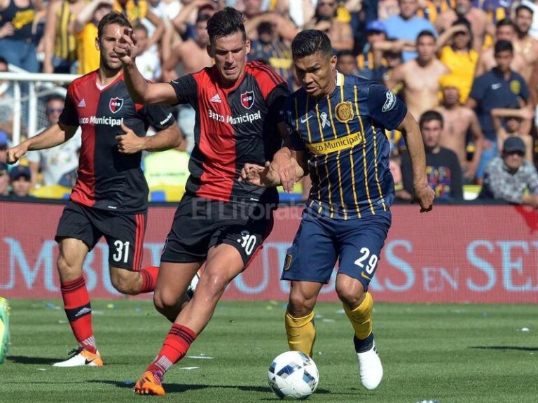 Newell's se llevó el clásico en los minutos de descuento. Télam.