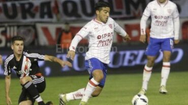 Nelson Acevedo se lleva el balón. Télam.
