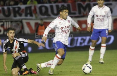 Nelson Acevedo se lleva el balón. Télam.