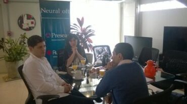Mano a mano. Directivos de la firma rosarina recibieron a Mirador Provincial para una extensa charla. Gentileza NeuralSoft