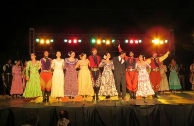 El grupo artístico cerró la gira en el pueblo natal de su director Omar Fiordelmondo (de traje). Gentileza: Daniel Aristizabal.