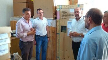 El intendente Luis Castellano y el diputado Omar Perotti estuvieron en el arribo de las máquinas. Gentileza: Municipalidad de Rafaela.