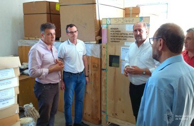 El intendente Luis Castellano y el diputado Omar Perotti estuvieron en el arribo de las máquinas. Gentileza: Municipalidad de Rafaela.