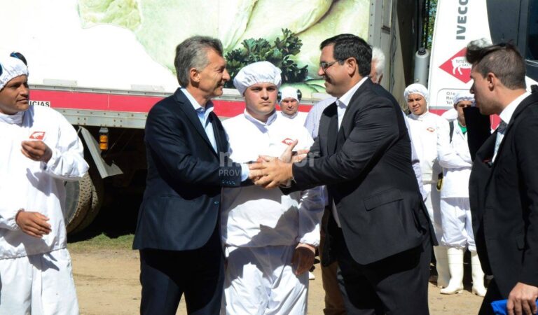 Mauricio Macri fue saludado por el intendente de Reconquista