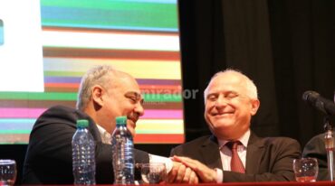 Los gobernadores Ricardo Colombi y Miguel Lifschitz se saludan tras firmar el compromiso. Sec. de Com. Social.