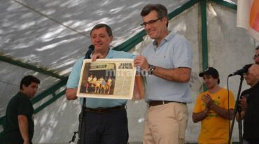 Luis Arduino y José Luis Freyre muestran una hoja de la revista porteña El Gráfico con el título: "La capital de la paleta". Prensa Mun. de Venado Tuerto
