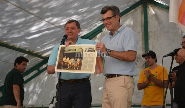 Luis Arduino y José Luis Freyre muestran una hoja de la revista porteña El Gráfico con el título: "La capital de la paleta". Prensa Mun. de Venado Tuerto