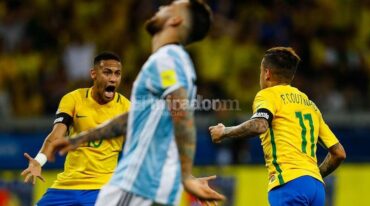 Otamendi sufre un gol brasileño. Neymar lo goza. EFE.