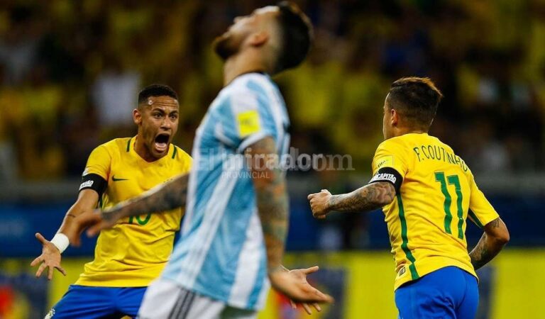Otamendi sufre un gol brasileño. Neymar lo goza. EFE.