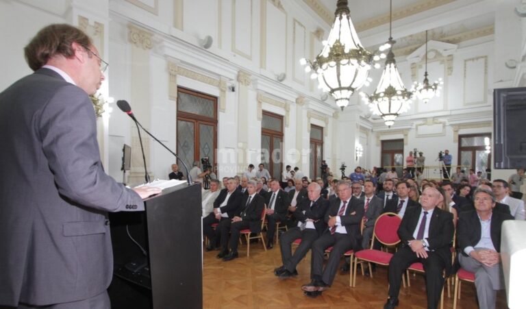 Saglione expuso los detalles técnicos del acuerdo alcanzado con las entidades de la provincia después de varios meses de diálogo en diferentes mesas. Manuel Fabatía