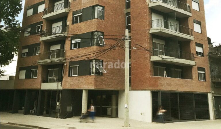 El edificio está en la esquina de Montevideo y Avellaneda. Gentileza: Press Group.