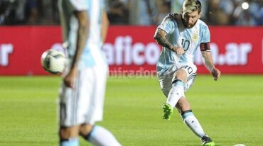 Lionel Messi ejecuta con maestría el tiro libre del 1-0 de Argentina. Télam.