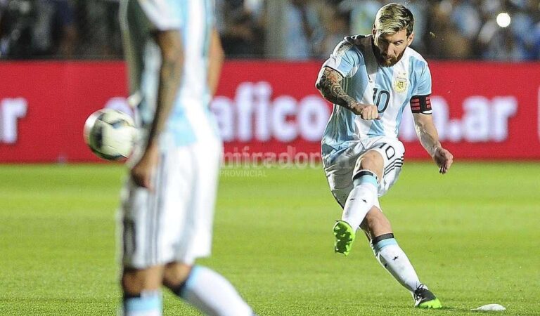 Lionel Messi ejecuta con maestría el tiro libre del 1-0 de Argentina. Télam.