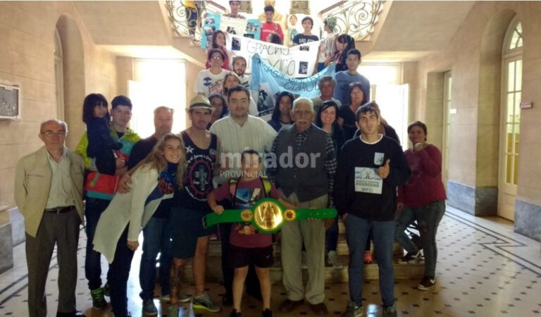 Rubén Otarola (de sombrero) fue homenajeado por la Municipalidad de Casilda. Gentileza: Municipalidad de Casilda.