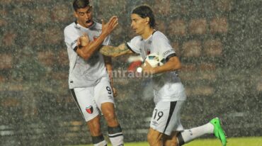 Se repetiría. Nicolás Leguizamón saluda a Ismael Blanco tras la conversión del penal con el que Colón lograba el empate parcial la lluviosa tarde del sábado en el Brigadier López. Los dos volverían a ser los delanteros para enfrentar a Huracán el próximo sábado a las 17 en parque Patricios. Mauricio Garín