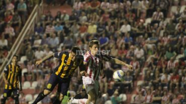 Los tatengues y los canallas se miden por el campeonato anual en el 15 de Abril. Archivo.