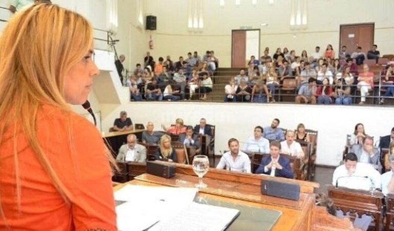 La concejala Daniela León extenderá su gestión al frente del Deliberativo rosarino. Twitter