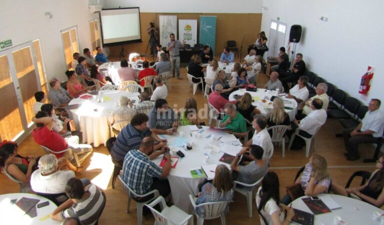 La discusión del plan urbano en Pueblo Esther se realizó en el Centro Cultural. Gentileza: prensa ECOM.