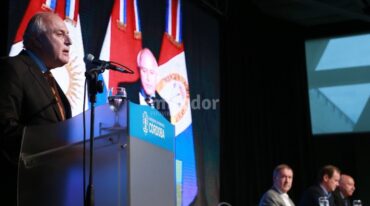 Lifschitz habla al auditorio. Detrás