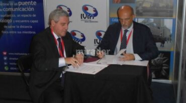 Durante el congreso se formalizó la firma de un convenio entre el Instituto Vial Iberoamericano y La Segunda. Gentileza: prensa Nueva Comunicación.