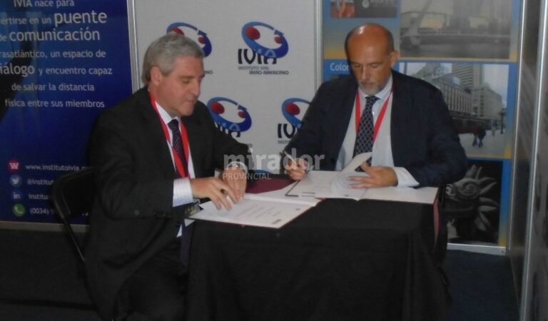 Durante el congreso se formalizó la firma de un convenio entre el Instituto Vial Iberoamericano y La Segunda. Gentileza: prensa Nueva Comunicación.
