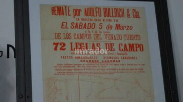El afiche original con el anuncio del remate en la zona de Venado Tuerto está enmarcado ahora en la municipalidad local. Gentileza: Municipalidad de Venado Tuerto.
