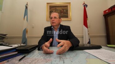 Mesa de trabajo. El mapa bajo el vidrio del escritorio recuerda la extensión y complejidad de la provincia. Los papeles sintetizan los proyectos para equilibrar la inversión en todo el territorio. Guillermo Di Salvatore