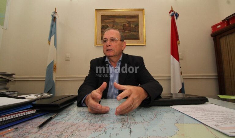 Mesa de trabajo. El mapa bajo el vidrio del escritorio recuerda la extensión y complejidad de la provincia. Los papeles sintetizan los proyectos para equilibrar la inversión en todo el territorio. Guillermo Di Salvatore