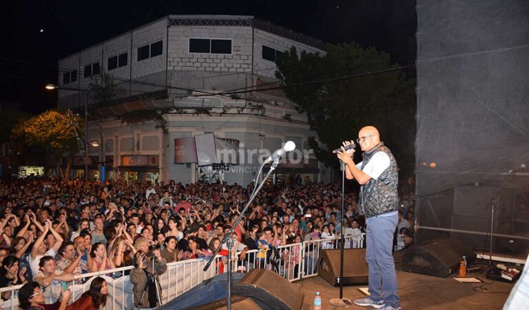 El artista cantó frente a unas 10.000 personas en Casilda. Gentileza: Municipalidad de Casilda.