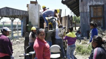 El asentamiento está en Rivadavia y Ovidio Lagos y se extiende paralelo al paredón del túnel Celedonio Escalada. Gentileza: Municipalidad de Rosario.