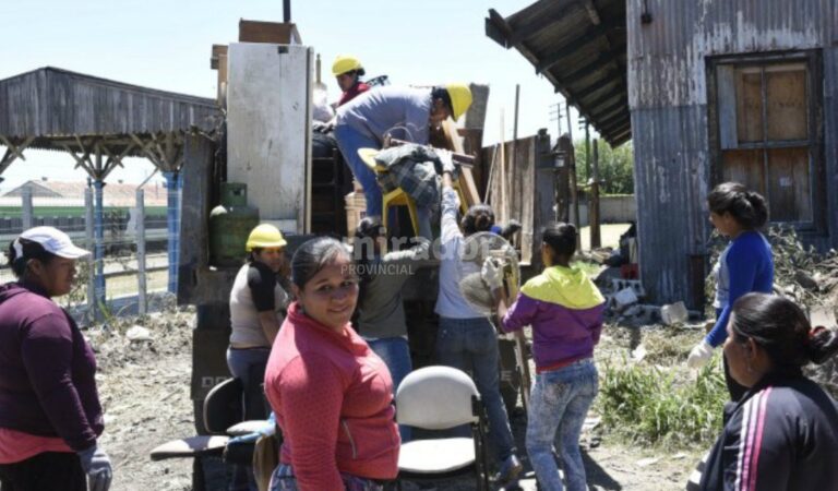 El asentamiento está en Rivadavia y Ovidio Lagos y se extiende paralelo al paredón del túnel Celedonio Escalada. Gentileza: Municipalidad de Rosario.