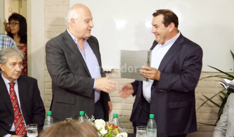 El gobernador entregó los fondos para el programa Vínculos en Villa Minetti al presidente comunal