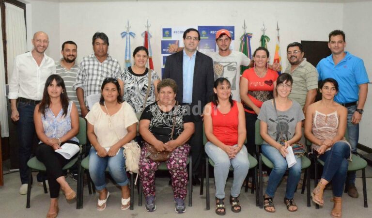 El intendente Vallejos encabezó el acto de entrega de fondos a emprendedores. Gentileza: Municipalidad de Reconquista.