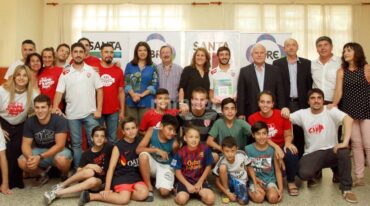 Socios del club Nueva Aurora recibieron la ayuda para mejoras edilicias. Sec. de Com. Social.