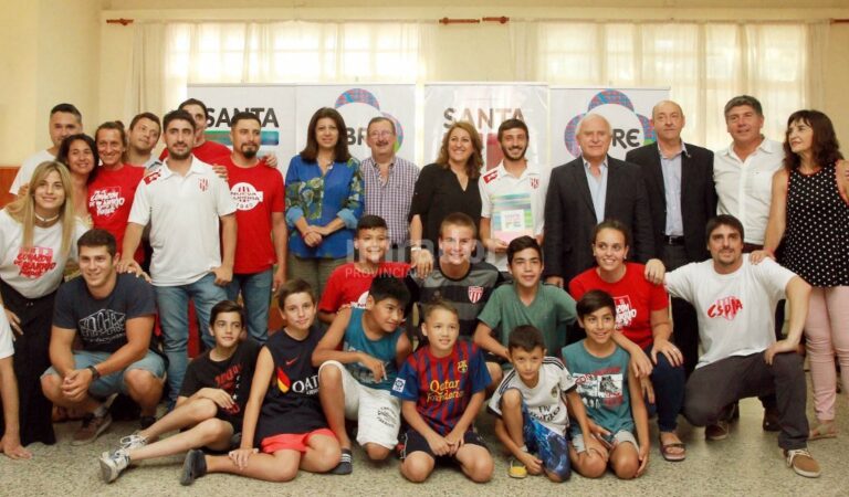 Socios del club Nueva Aurora recibieron la ayuda para mejoras edilicias. Sec. de Com. Social.