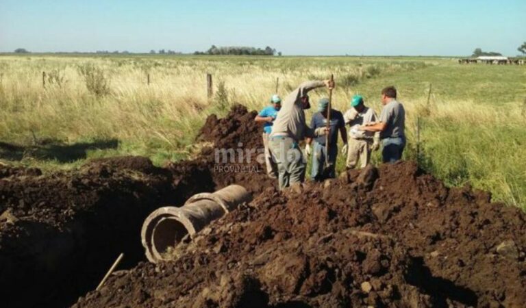 Colocación de una alcantarilla en la zona 1. Gentileza: Municipalidad de Venado Tuerto.