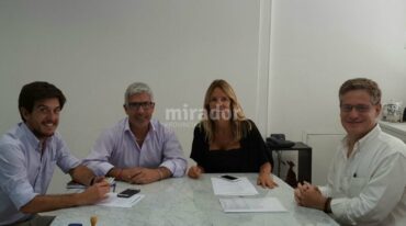 El intendente Jorge Berti (segundo desde la izquierda) rubricó el acuerdo con funcionarios del Estado nacional. Gentileza: Municipio de Villa Constitución.