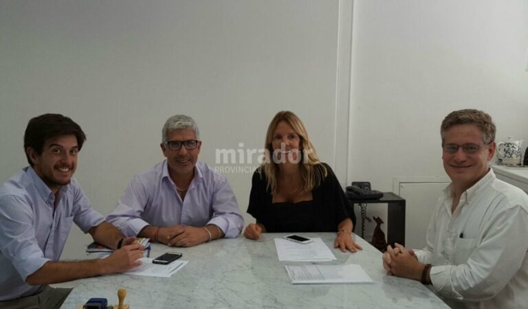 El intendente Jorge Berti (segundo desde la izquierda) rubricó el acuerdo con funcionarios del Estado nacional. Gentileza: Municipio de Villa Constitución.