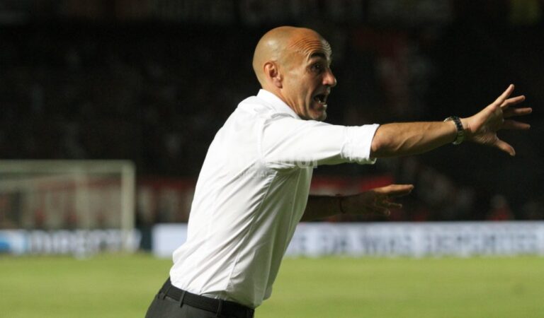 Paolo Montero atraviesa la autopista Santa Fe-Rosario para pasar de Colón a Central. Archivo. Manuel Fabatía.