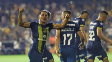 Fabián Rinaudo festeja su gol
